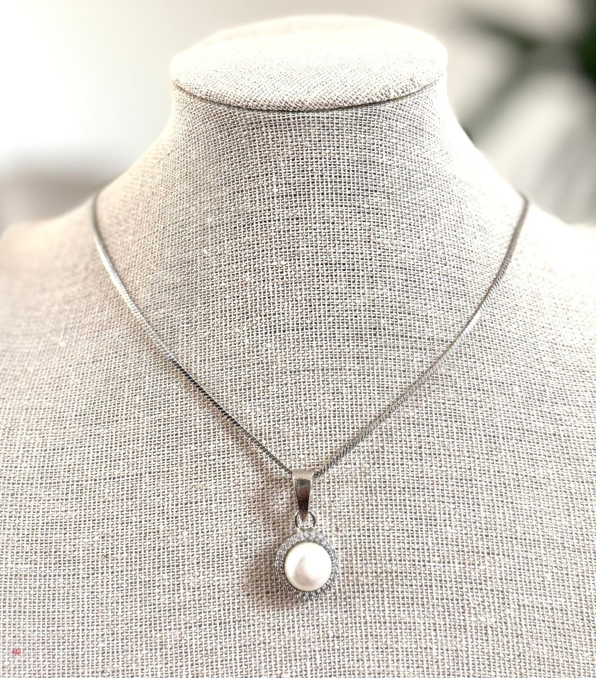 Gorgeous Pearl Round Pendant with Sparkle Frame