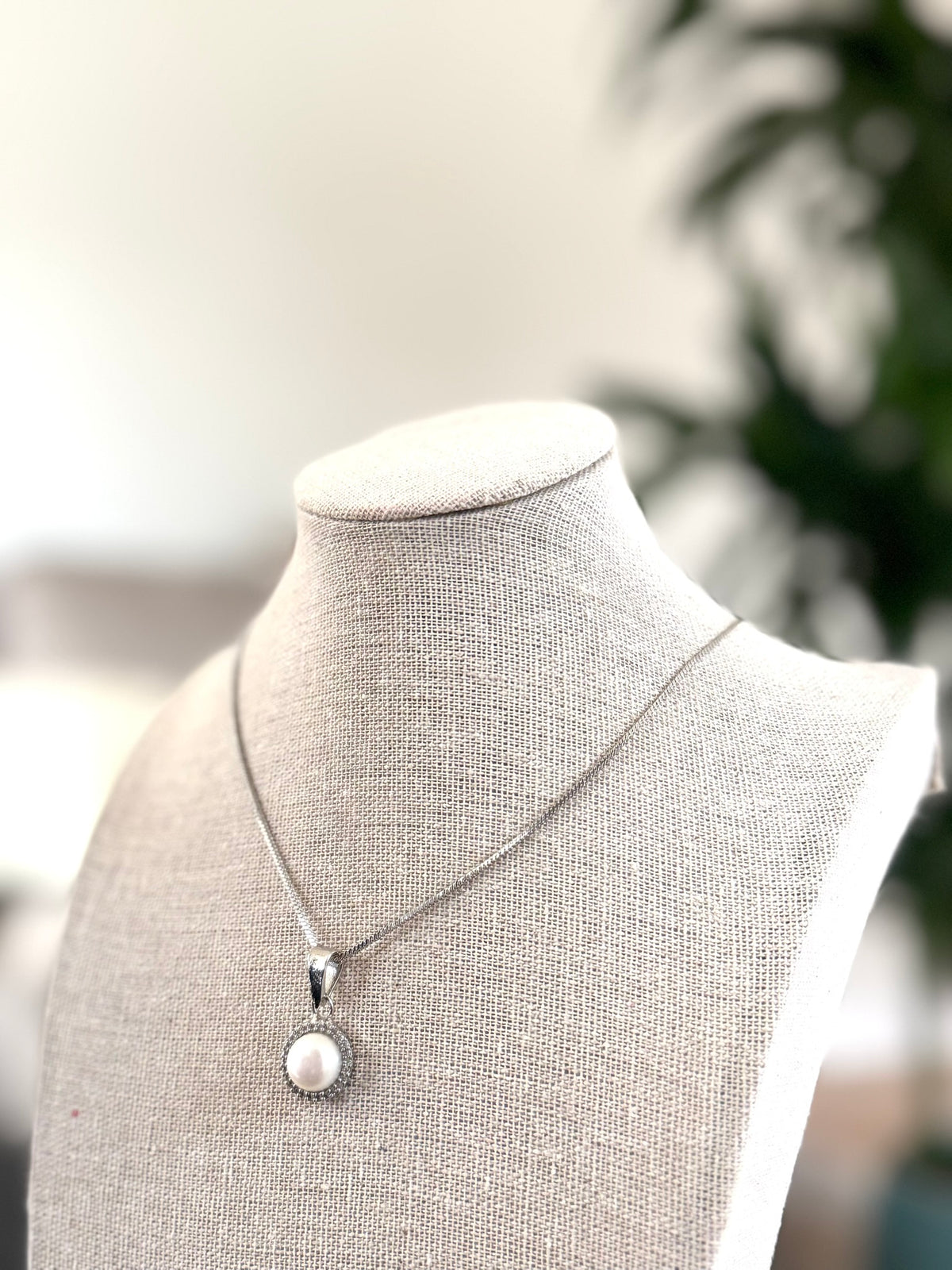 Gorgeous Pearl Round Pendant with Sparkle Frame