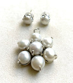 Load image into Gallery viewer, Pearl flower pendant and earrings
